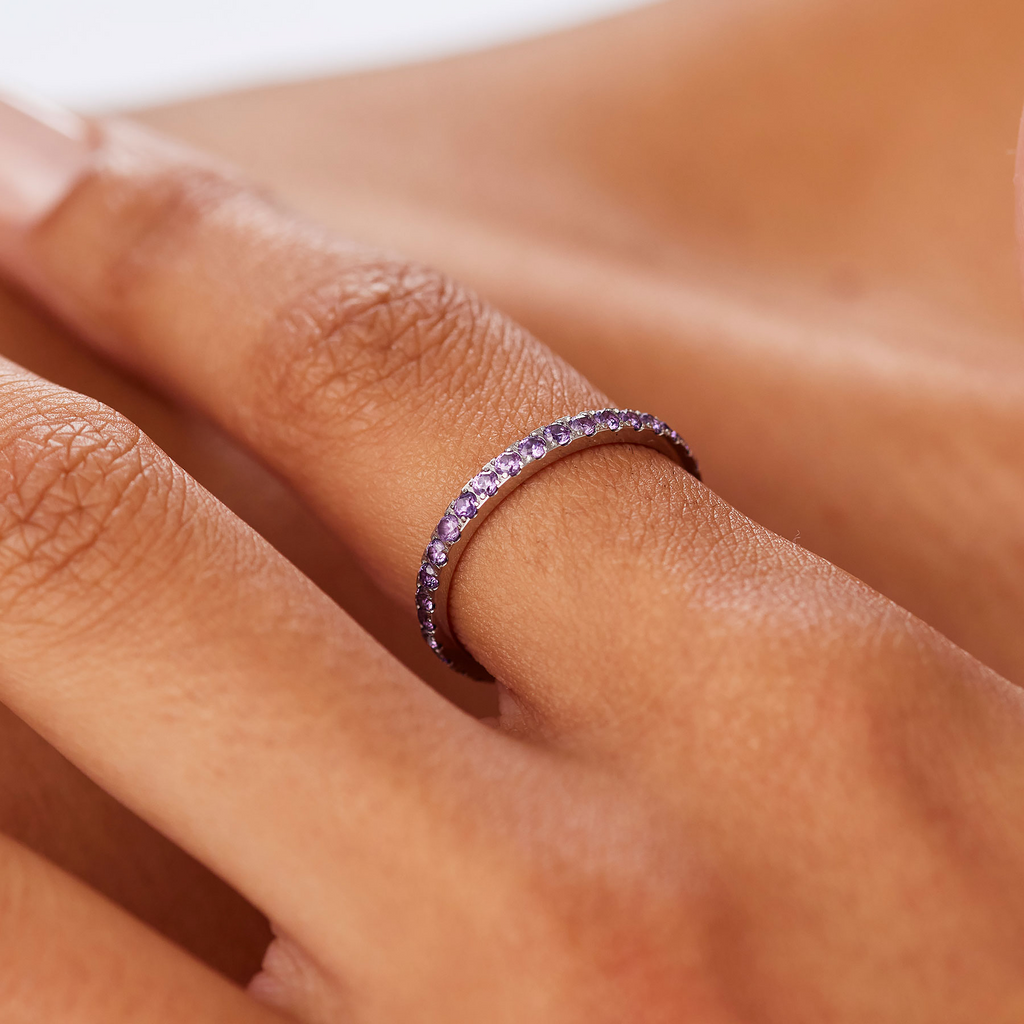 ANELLO DAZZLY SDZ158
Anello veretta in acciaio 316L con zirconi colore ametista.