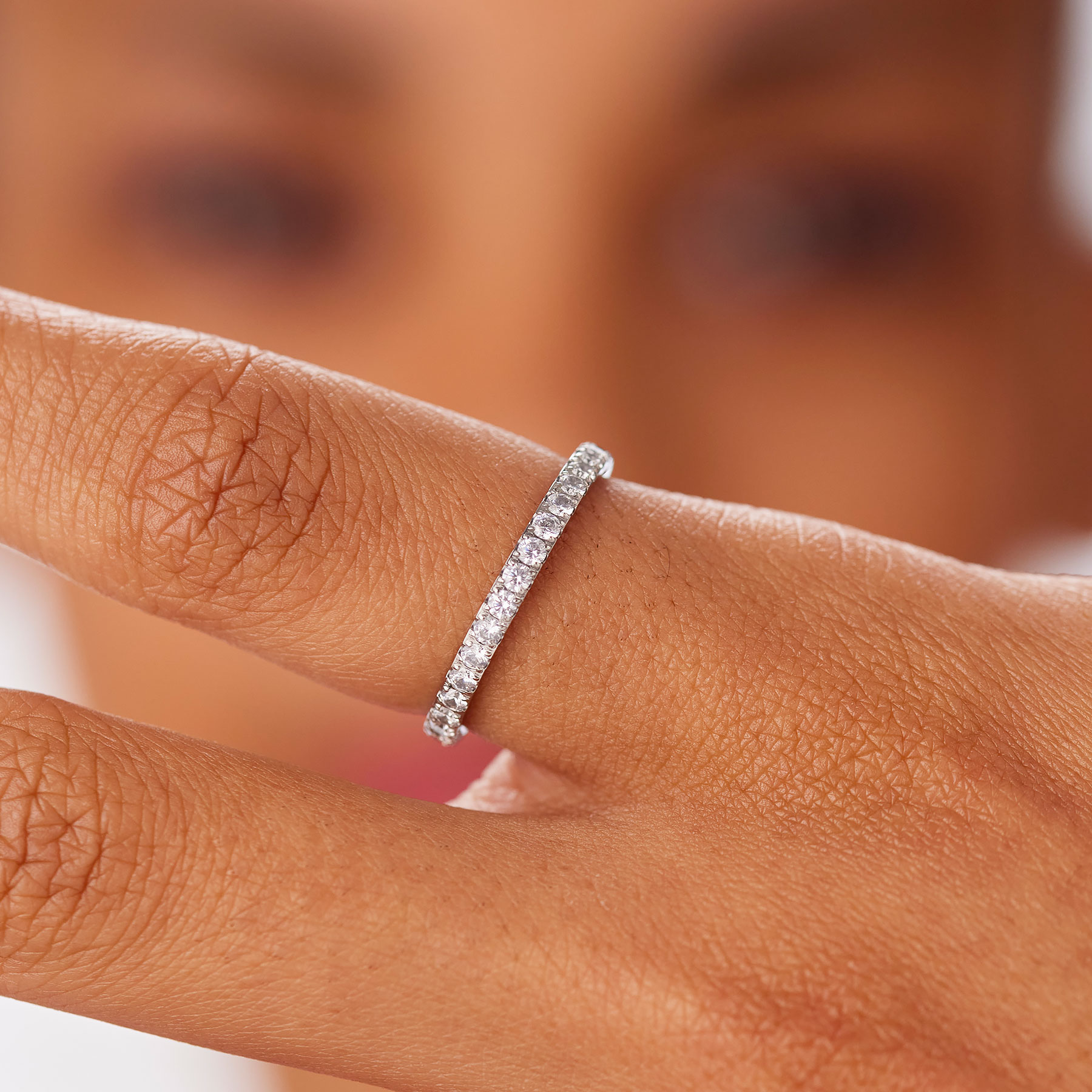 ANELLO DAZZLY SDZ157
Anello veretta in acciaio 316L con zirconi.