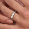 ANELLO TAG ME TOO STG33
Anello in acciaio 316L lucido e satinato con cubic zirconia nero.