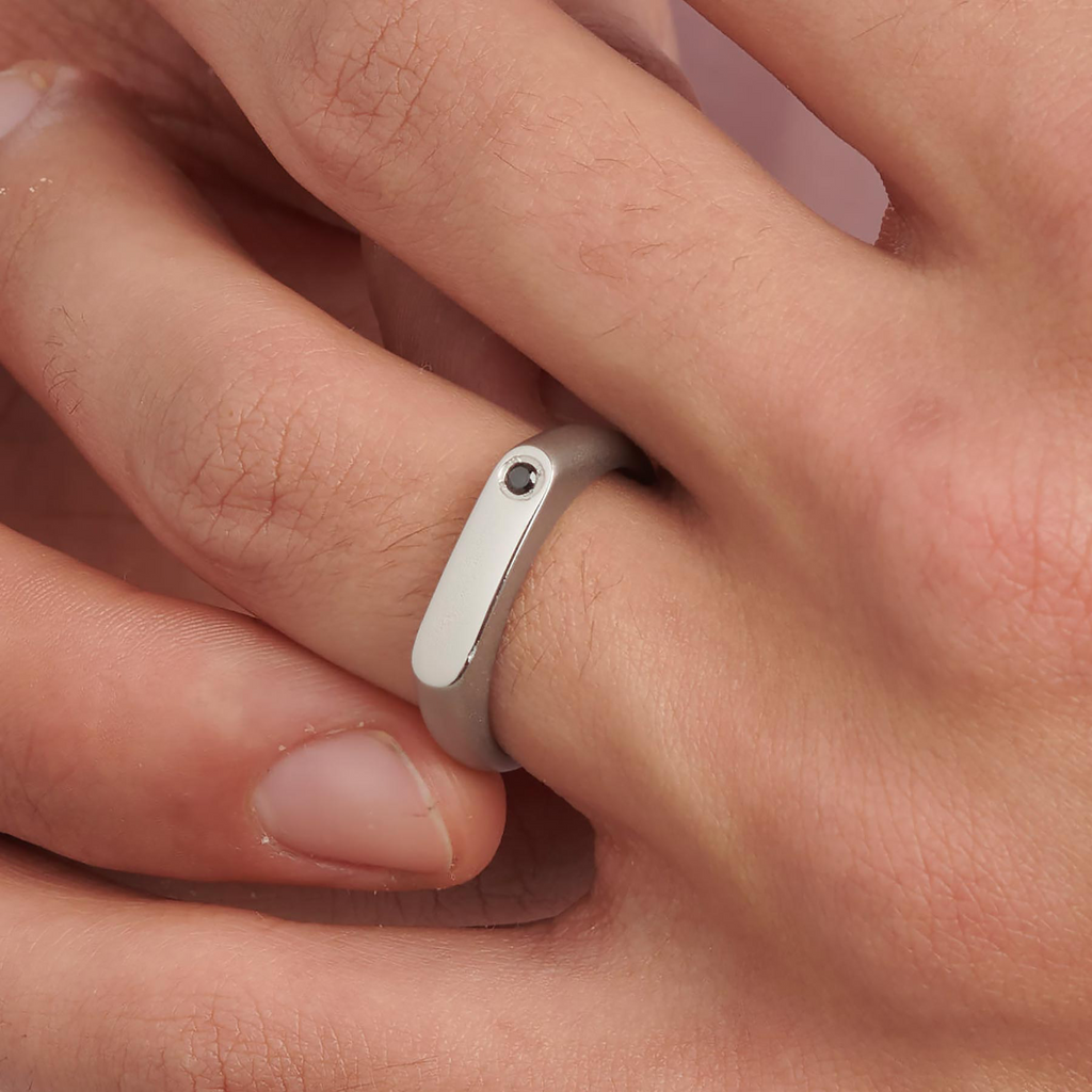 ANELLO TAG ME TOO STG33
Anello in acciaio 316L lucido e satinato con cubic zirconia nero.
