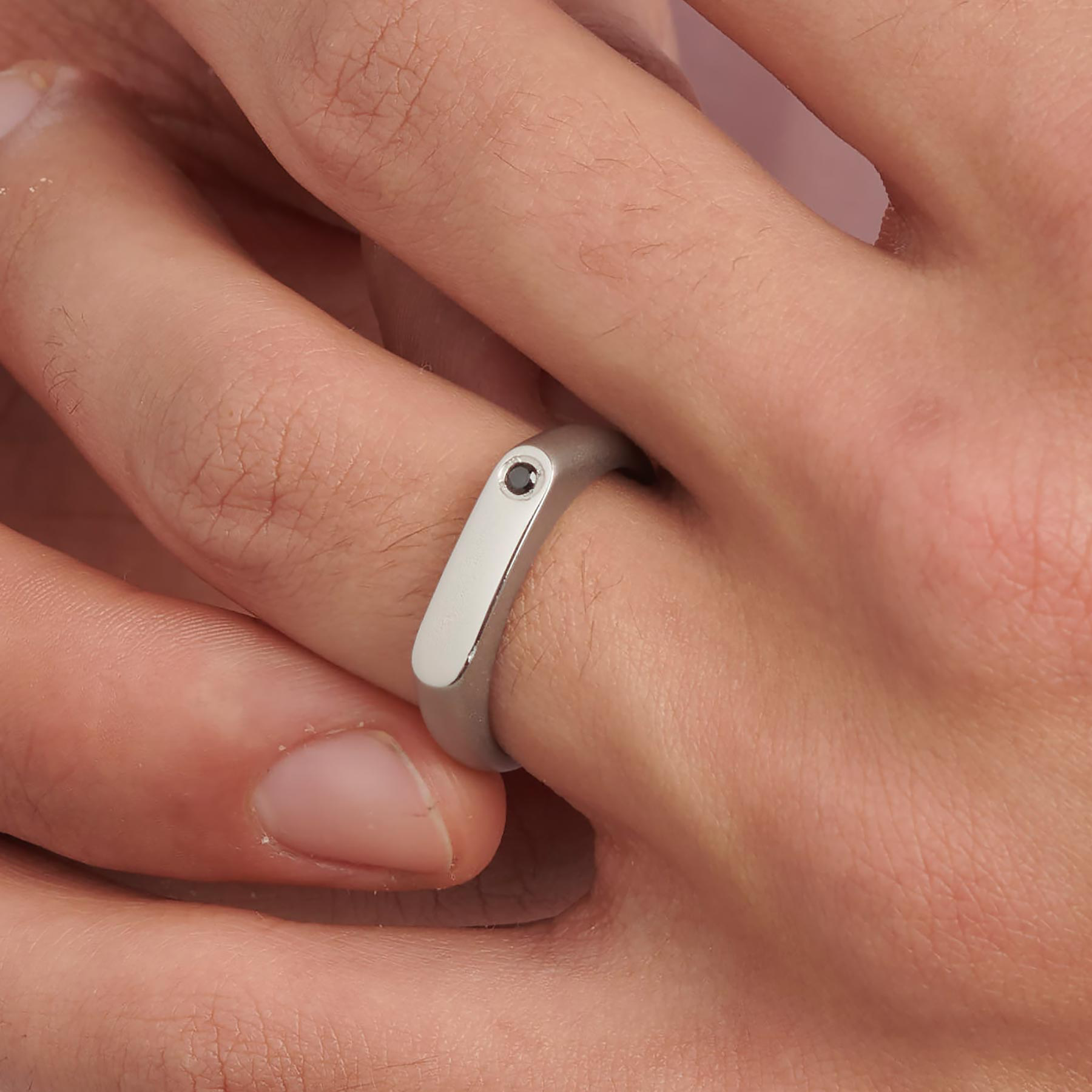 ANELLO TAG ME TOO STG33
Anello in acciaio 316L lucido e satinato con cubic zirconia nero.