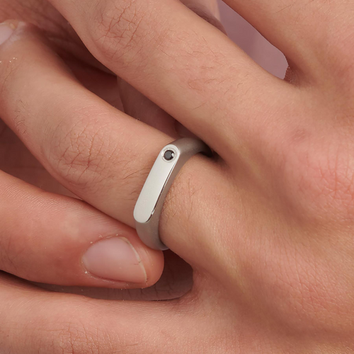 ANELLO TAG ME TOO STG33
Anello in acciaio 316L lucido e satinato con cubic zirconia nero.